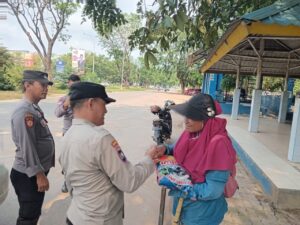 Polsek Sekupang terus jemput Berkah dengan cara Door To Door ke warga yang kurang mampu