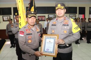 Kapolresta Barelang Beri Penghargaan Kepada Kapolsek Batu Ampar Sebagai Polsek Terbaik Periode Agustus 2023 Dan Pin Emas Kapolri Kepada Polsek Sekupang