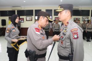 Kapolsek Sekupang Kompol Zainal Abidin Christoper Tamba Terima Pin Emas Dari Kapolri