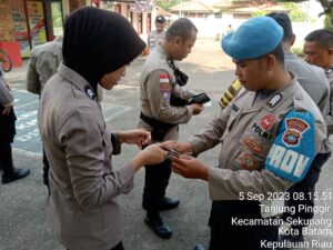 Cek Kedisiplinan Anggota Kanit Provos Lakukan Pengecekan Kelengkapan dan Kerapian Personil Polsek Sekupang
