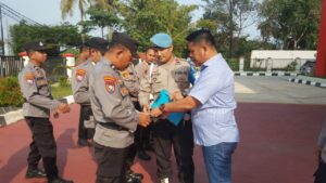 Bentuk kedisiplinan Kanit Propam lakukan pengecekan kelengkapan dan kerapihan Personil Polsek Batu Ampar