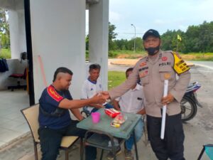 Polsek Sekupang Bhabinkkamtibmas Sambang Perumahan, Ajak Security Tingkatkan Keamanan