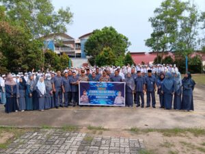 Kapolsek Lubuk Baja Bertindak Pembina Upacara Bendera di Sekolah SMK Kartini Kelurahan Baloi Indah Kota Batam.