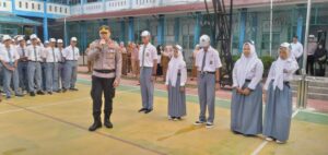 Pimpin Upacara Bendera di SMA N 14 Tanjung Sengkuang, Kapolsek Batu Ampar Ajak Siswa Siswi Jauhi Kenakalan Remaja