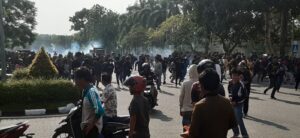 Polisi Pukul Mundur Massa Pengunjuk Rasa dengan Tembakan Gas Air Mata, Sejumlah Pemuda Diamankan