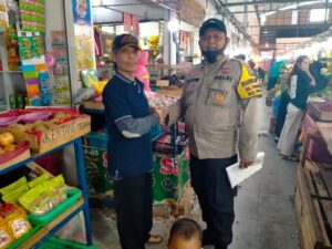 Polsek Sekupang Bhabinkamtibmas Himbau warga sampaikan pesan Kamtibmas di Pasar Tradisional