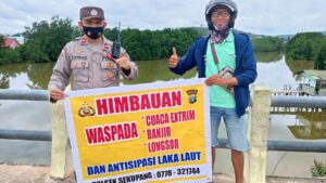 Polsek Sekupang Cuaca Ekstrim Bhabinkamtibmas Sei Harapan Ajak Warga Jaga Kebersihan Pantai
