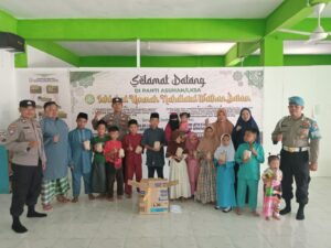 Polsek Sekupang Jumat Barokah bagikan Nasi Kotak ke Panti Asuhan di Patam Lestari