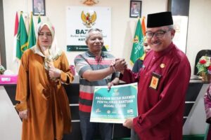 Jefridin Bagikan Modal Usaha Baznas Batam, Penjual Rujak BMC Simpang Seraya Terharu
