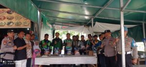 Polsek Sekupang Bansos Keliling, Bagikan ke pengemudi Ojek Online