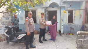 Kapolsek Batu Aji Salurkan Bansos Kepada Warga Rempang yang Pindah Diwilayah Kec. Batu Aji