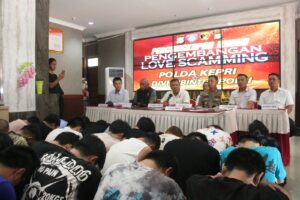 Dirkrimsus Polda Kepri Pimpin Konferensi Pers Pengembangan Love Scamming Tim Gabungan Dit Krimsus Polda Kepri, Divhub Interpol dan Sat Reskrim Polresta Barelang