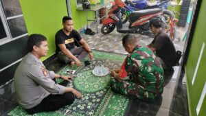 Wujud Sinergitas TNI Polri, Bhabinkamtibmas Sambang Warga Bersama Bhabinsa Patam Lestari