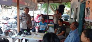 Ngobrol santai, Kanit Binmas Polsek Sekupang Jumat Curhat di Warung Kopi Warga Tanjung Pinggir