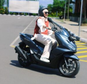 Perempuan Cari Aman saat Naik Sepeda Motor