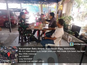 Babinsa Sungai Jodoh Ingatkan Warganya untuk Selalu Meningkatkan Kewaspadaan di Lingkungan