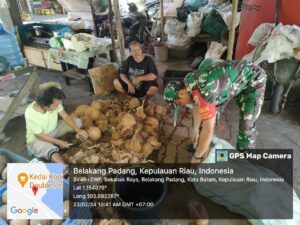 Jalin Hubungan Komunikasi yang Baik, Babinsa Pecong Rutin Lakukan Komsos Bersama Warga