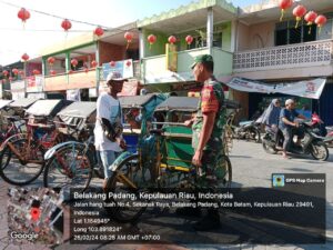 Babinsa Pemping Ingatkan Para Penarik Becak untuk Bersikap Ramah ke Para Pengunjung
