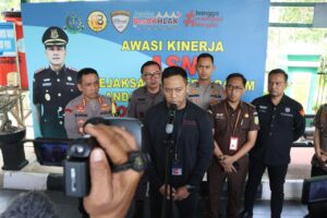 Satgas Anti Mafia Bola Polri Serahkan 4 TSK dan Barang Bukti Judi Online ke Kejari Batam