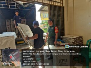 Babinsa Batu Besar Monitoring Pengembalian Logistik Pemilu dari PPK Kecamatan Nongsa ke KPU Kota Batam