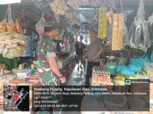 Jelang Bulan Suci Ramadan, Babinsa Pemping Cek Harga Bahan Pokok di Pedagang Grosir di Wilayah Binaan