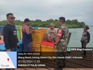 Jalin Silaturahmi, Babinsa Pulau Abang Rutin Lakukan Komsos dengan Warga di Wilayah Binaan