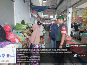 Pantau Harga Sembako Jelang Bulan Puasa, Ini Pesan Penting Serka Adang ke Warga di Pasar Victoria Marina