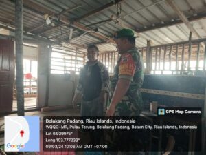 Jaga Laut Tetap Bersih, Babinsa Pulau Terong Minta Warga Tidak Buang Sampah Sembarangan