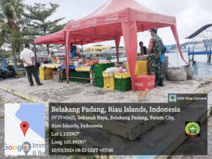 Ini Pesan Bintara Pembina Desa (Babinsa) 06 Kelurahan Kasu Koramil 05 Belakang Padang, Serda O Banjarnahor Kepada Karyawan Hypermart, Selalu Menjagaaga Kebersihan tempat Berjualan.
