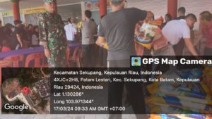Babinsa Patam Lestari Monitoring Pembagian Sembako dari Wihara Samudra Darma di Wilayah Binaan