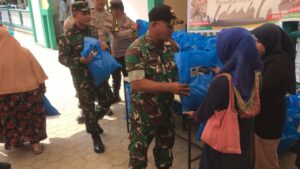 Babinsa Batu Besar Monitoring Kegiatan Pemberian Sembako dari PT. Trans Shipping Agency