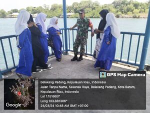 Ini Pesan Penting Babinsa Sekanak Raya saat Komsos dengan Anak Sekolah yang Sedang Menunggu Boat Pancung