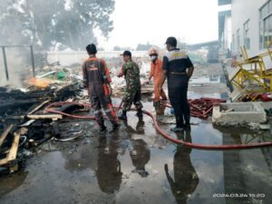 Babinsa Tanjung Uncang Monitoring Kebakaran yang Terjadi di Kawasan Bintang Industri PT Bio Solar
