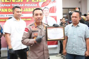 Kapolresta Barelang Gelar Konferensi Pers Ungkap Pelaku Pengelapan