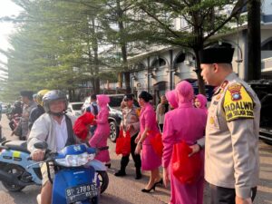 Polsek Batuampar dan Bhayangkari Berbagi Takjil  ke  Pengguna Jalan