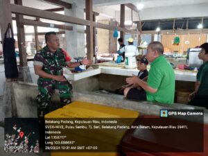 Gelar Komsos, Ini Pesan Penting yang Disampaikan Babinsa ke Pedagang Ikan di Pasar Induk