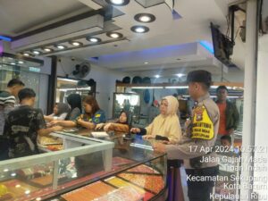 Bhabinkamtibmas Tiban Indah Himbau Pemilik Toko Emas Sampaikan Pesan Kamtibmas