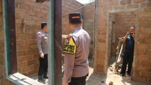 Kapolres Bintan Tinjau Langsung Pembangunan Rumah Bantuan Kapolda Kepri