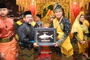 Danlantamal IV Damping Kepala Staf Angkatan Laut  Penganugrahan Gelar Adat Melayu Oleh Lamr