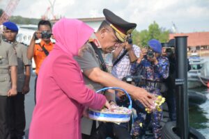 Irjen Pol. Yan Fitri Halimansyah Pimpin Upacara Tabur Bunga di Laut Dalam Rangka Hari Bhayangkara ke-78