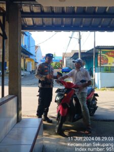 Bhabinkamtibmas Polsek Sekupang Menjalin Keakraban Warga dengan Sambang