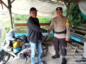 Bhabinkamtibmas Polsek Sekupang Sambangi Ojek Pangkalan Sampaikan Pesan Kamtibmas