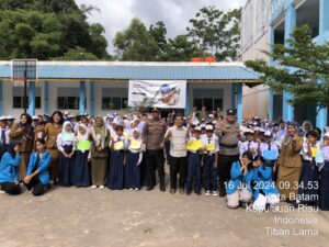 Kanit Binmas Polsek Sekupang di SMP Negeri 56 Kota Batam menjadi pemateri MPLS Tahun 2024