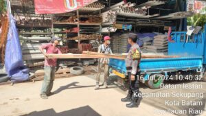 Wujudkan Kondusifitas, Bhabinkamtibmas Polsek Sekupang Sambangi Pekerja Toko Bangunan