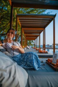 HARRIS Resort Barelang Batam Tawarkan Fasilitas Terbarunya, Cabana di Restoran Rocksalt Beach Club.