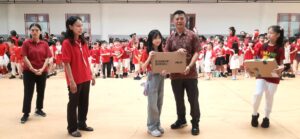 Tingkatkan Mutu Pendidikan di Sekolah Yehonala, Tan A Tie Salurkan Puluhan Laptop, Infocus dan Kamera