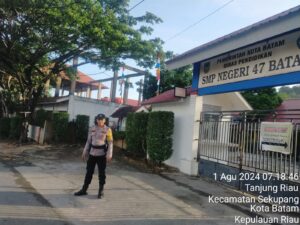 Jamin Kelancaran Pengendara, Personil Polsek Sekupang Laksanakan Strong Point di depan  SMP 47 Tanjung Riau