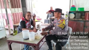 Bhabinkamtibmas Polsek Sekupang Jalin Kedekatan dengan Warga Melalui Ngopi Bareng
