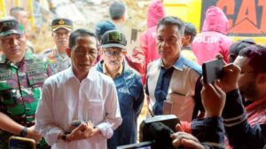 Tinjau Longsor di Tiban, Wakil Ketua I DPRD Kota Batam Aweng Kurniawan Sampaikan Bela Sungkawa