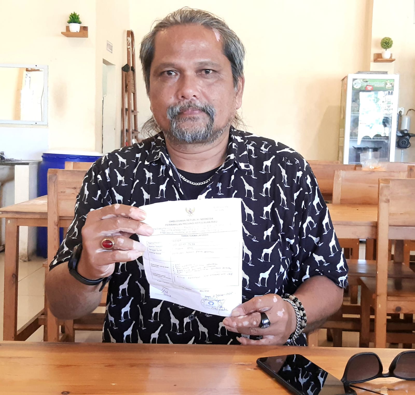 Ket.Foto : Ketua DPP LSM Corruption Indonesia (LSM -CCI) Agustien Hartoyo Lumbangaol di Kantor Ombudsman
